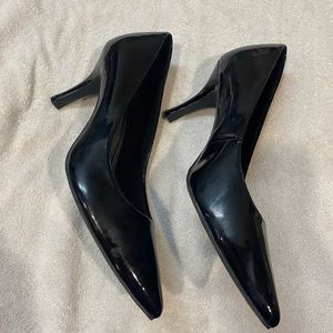 Comfort plus by Predictions 13w high heel shoe. Black patent.